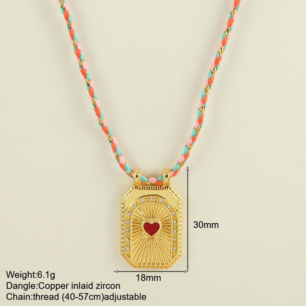 Collier tissé à la main avec pendentif en cuivre et zircone