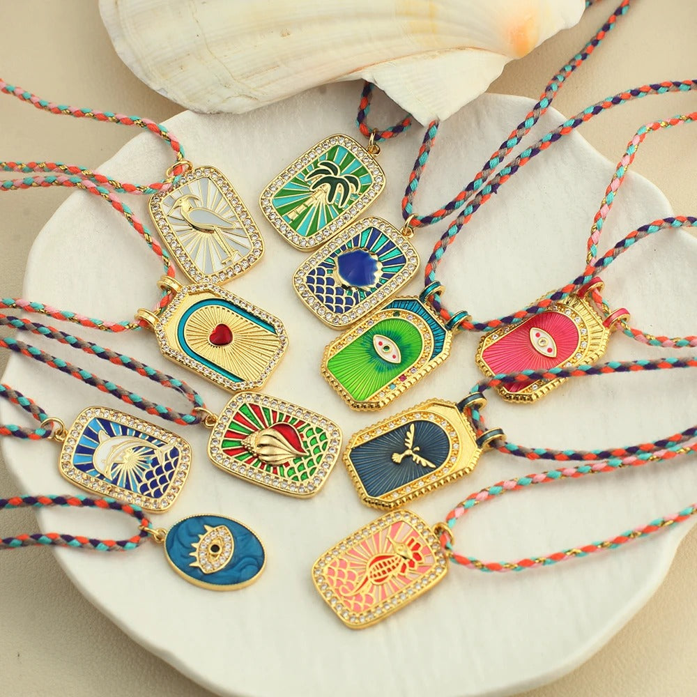 Collier tissé à la main avec pendentif en cuivre et zircone