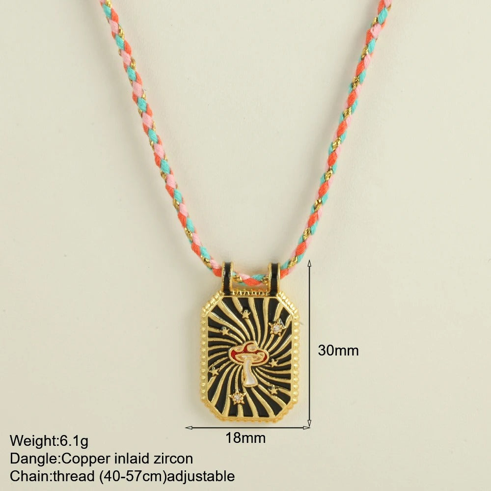 Collier tissé à la main avec pendentif en cuivre et zircone