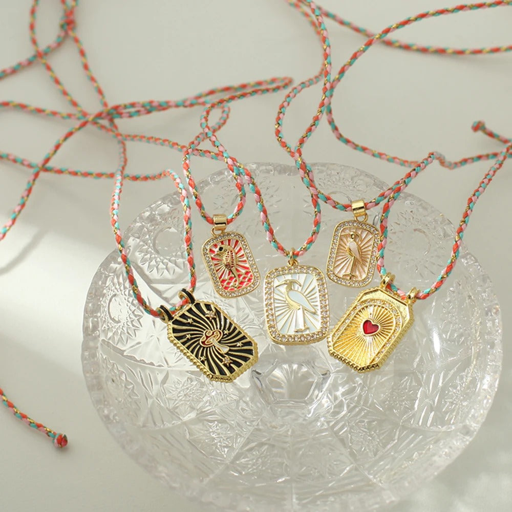 Collier tissé à la main avec pendentif en cuivre et zircone