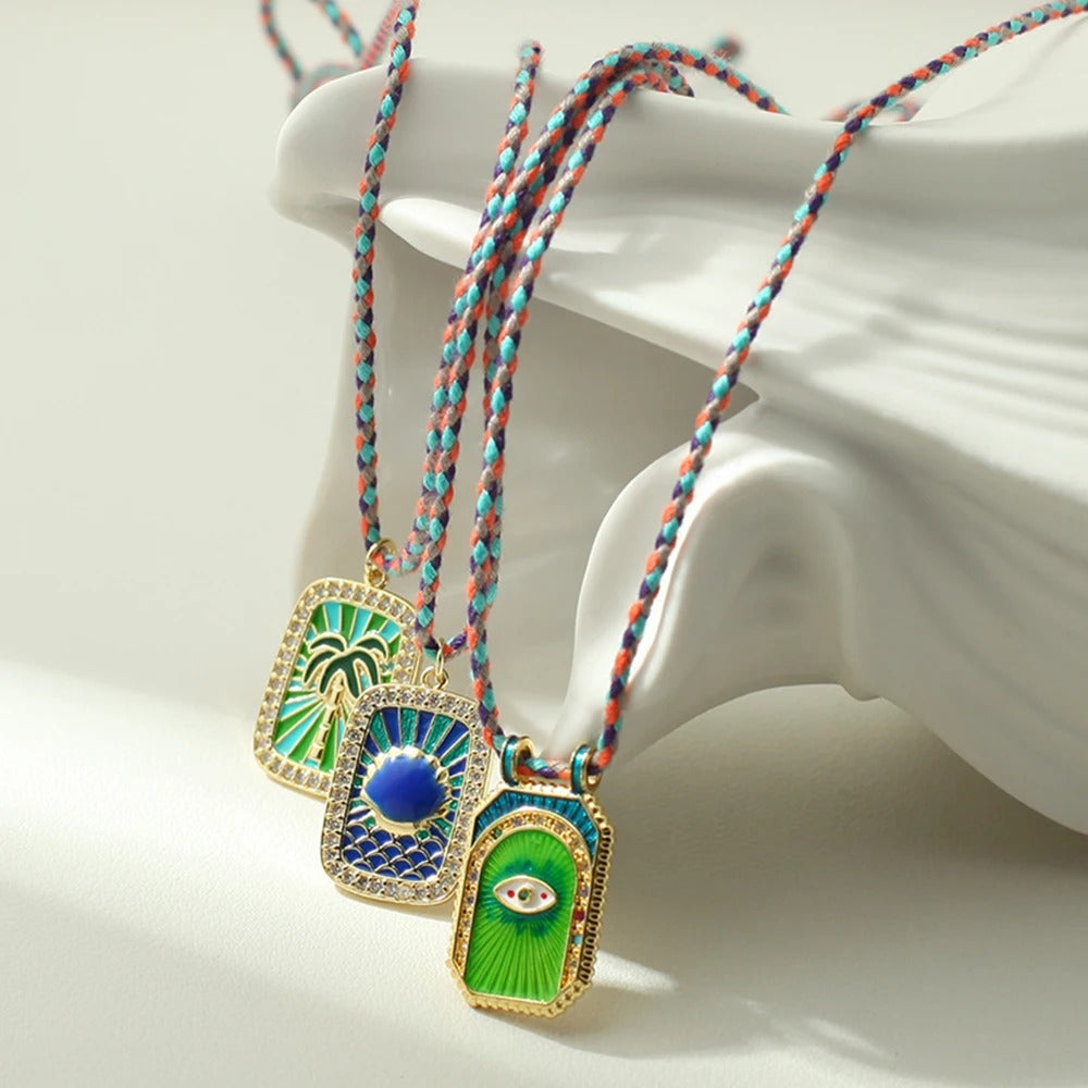 Collier tissé à la main avec pendentif en cuivre et zircone