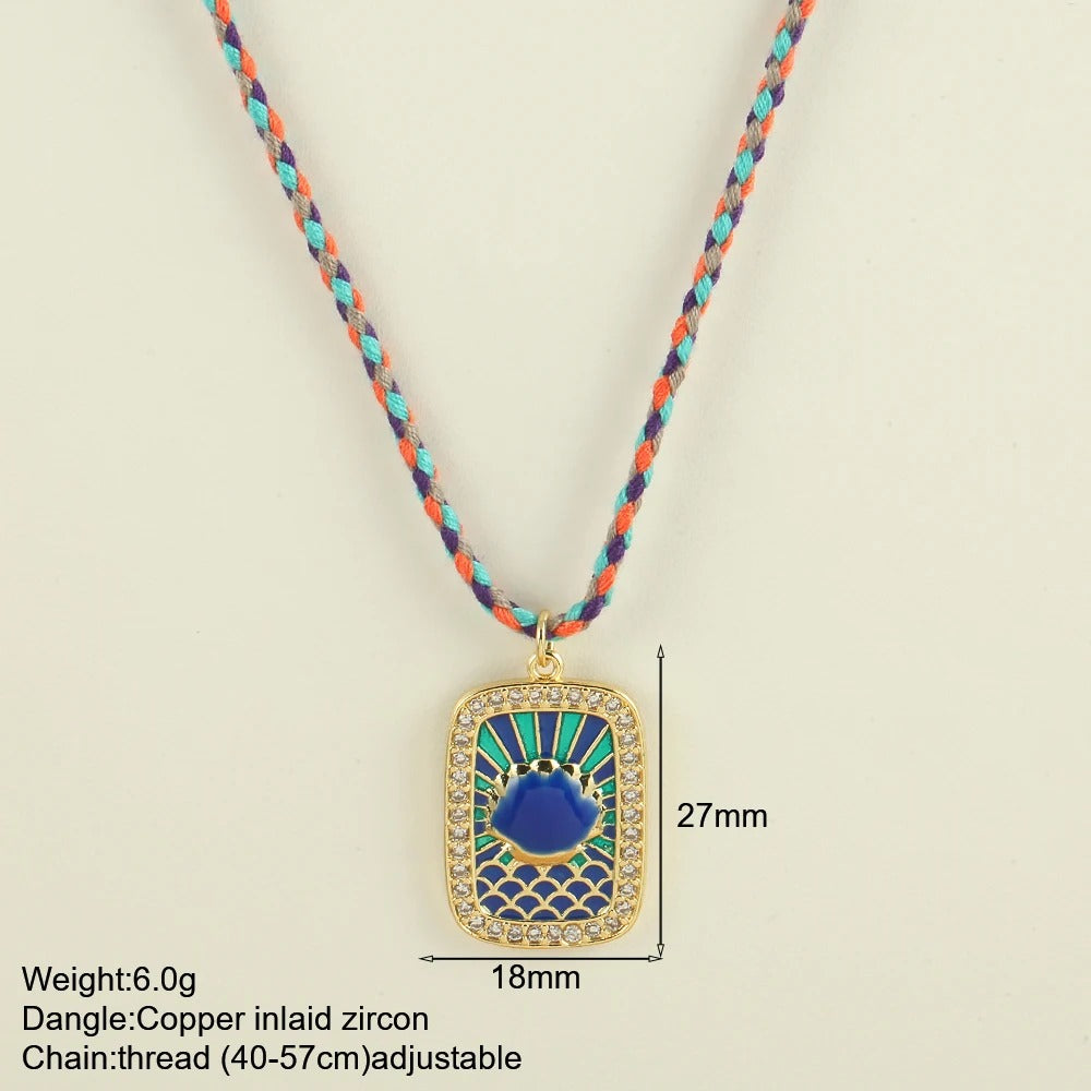 Collier tissé à la main avec pendentif en cuivre et zircone